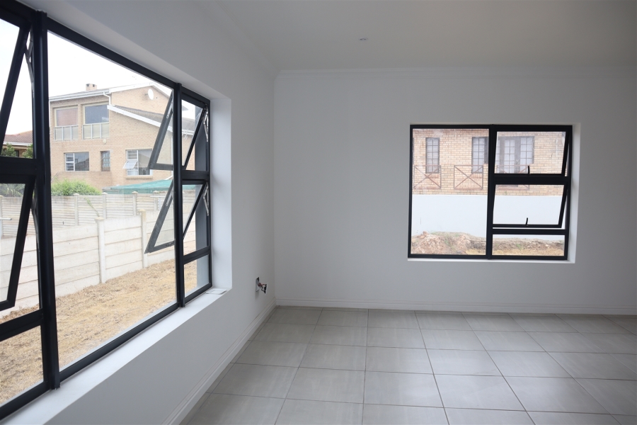 5 Bedroom Property for Sale in Wavecrest Eastern Cape